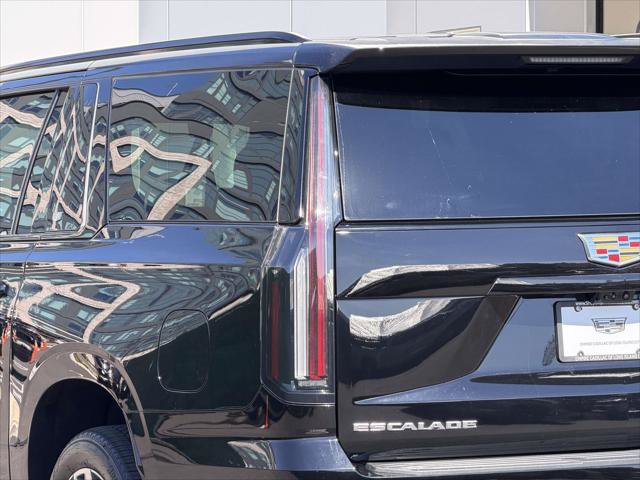Used 2025 Cadillac Escalade ESV Sport AWD/4WD image 13