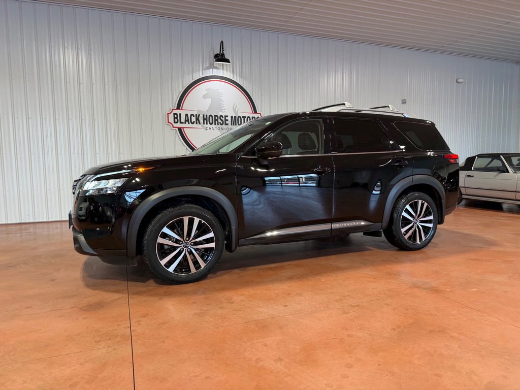 Used 2024 Nissan Pathfinder Platinum w/ Cargo Package image 3