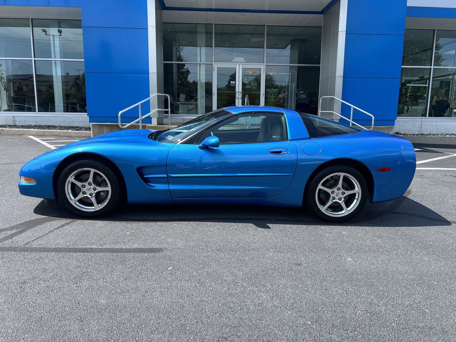 Used 2000 Chevrolet Corvette Coupe w/ Performance Handling Pkg RWD image 4