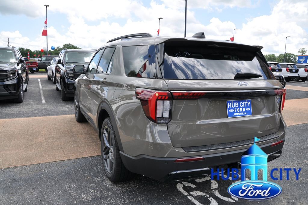 New 2026 Ford Explorer ST-Line RWD image 3