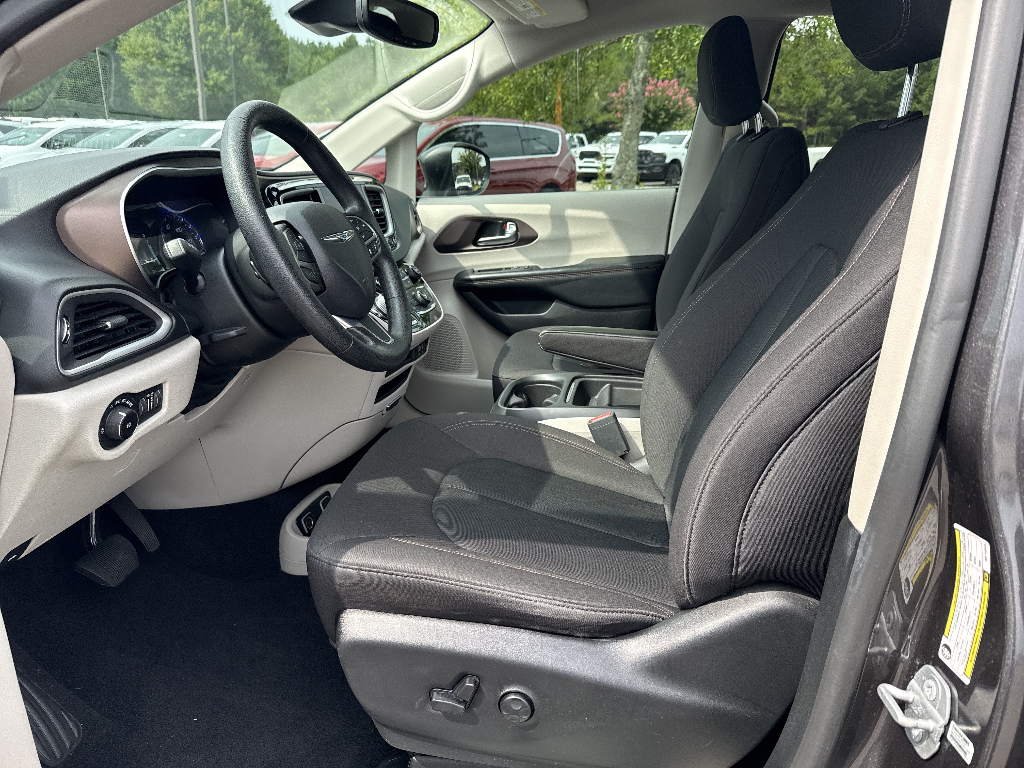 Used 2019 Chrysler Pacifica Touring Plus w/ Advanced Safetytec Group FWD image 9