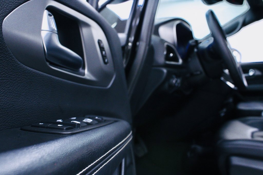 Used 2025 Chrysler Pacifica Select image 17