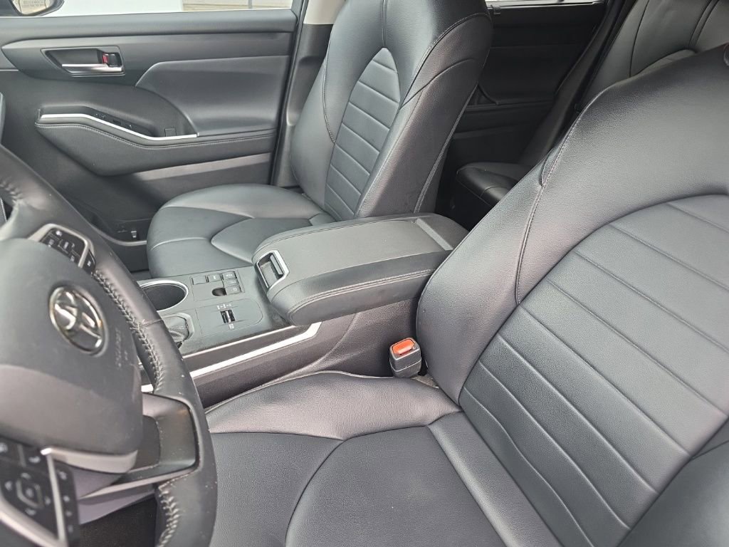 Used 2023 Toyota Highlander XLE image 22