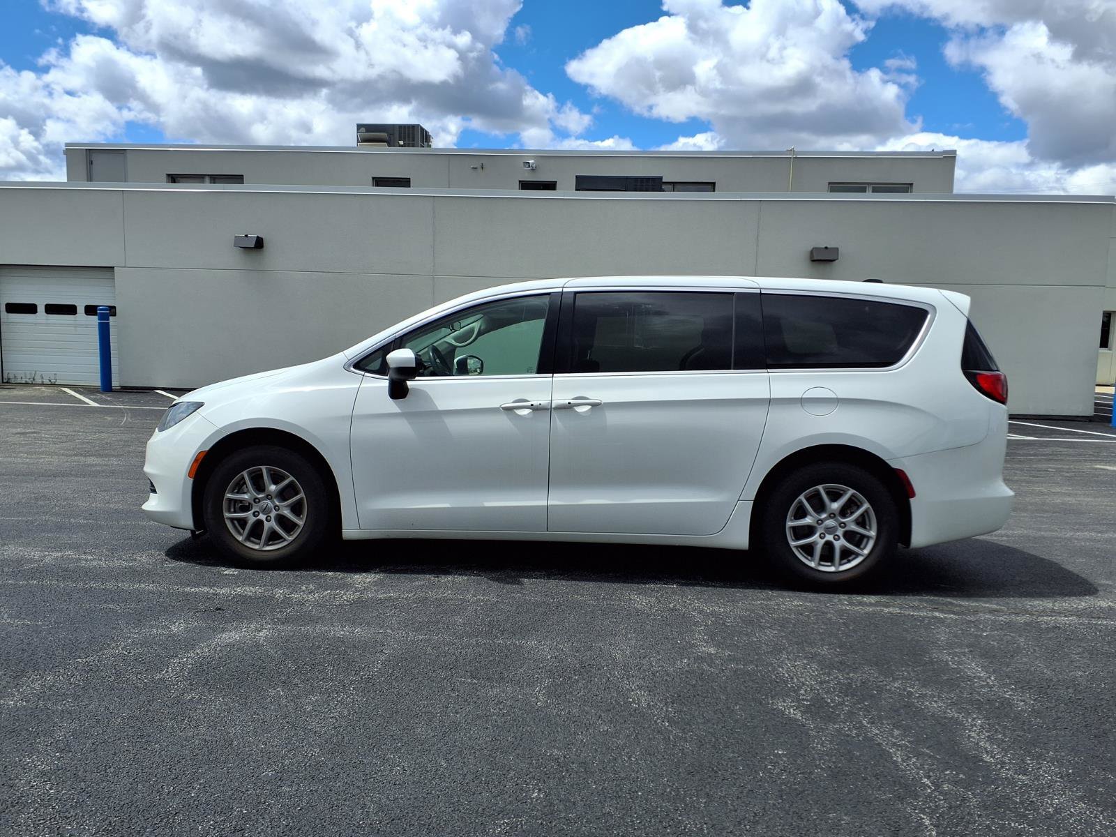 Used 2022 Chrysler Voyager LX FWD image 9