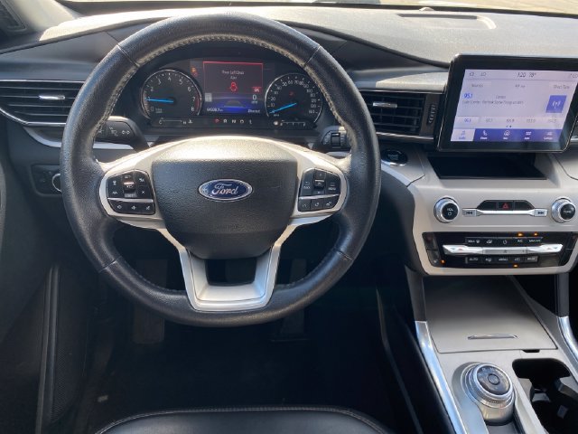 Used 2023 Ford Explorer XLT AWD/4WD image 7
