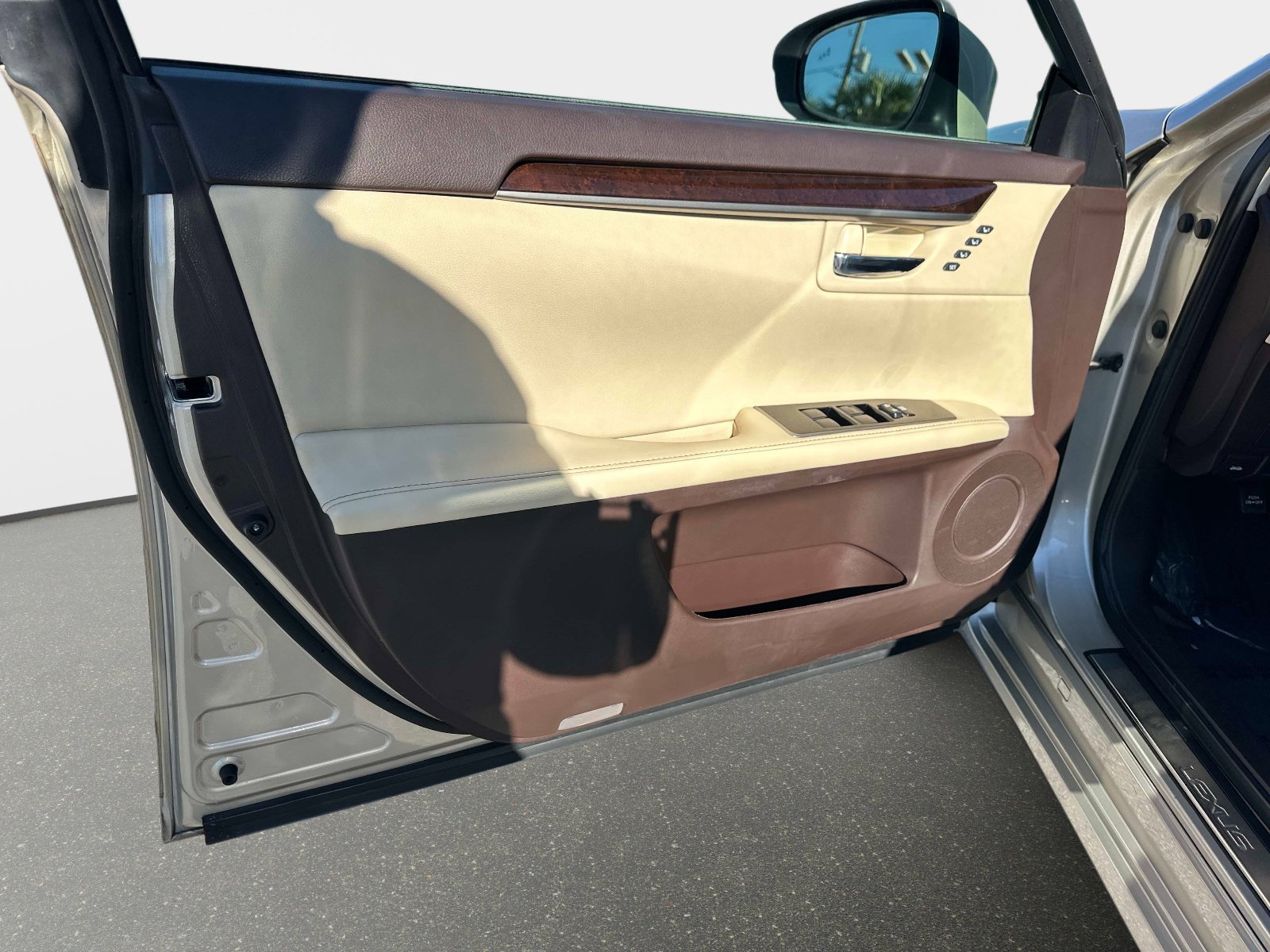 Used 2018 Lexus ES 350 w/ Luxury Package w/Wood Trim image 14