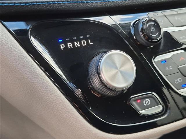 Used 2021 Chrysler Pacifica Touring w/ Cold Weather Group FWD image 14