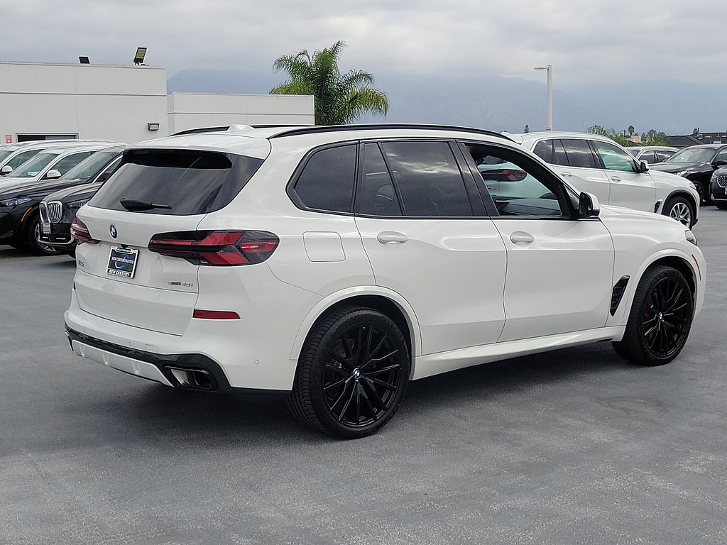 Used 2024 BMW X5 sDrive40i w/ M Sport Package RWD image 3