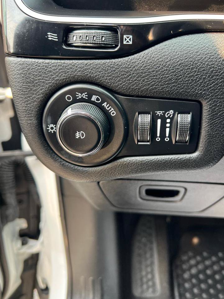 Used 2019 Jeep Cherokee Latitude Plus AWD/4WD image 16
