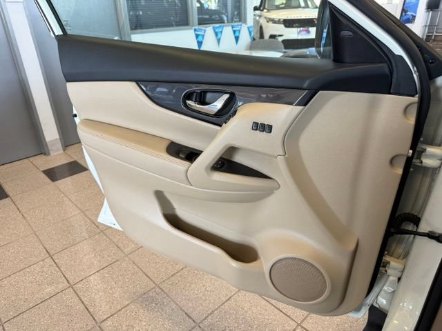 Used 2018 Nissan Rogue SV w/ Sun & Sound Touring Package AWD/4WD image 21
