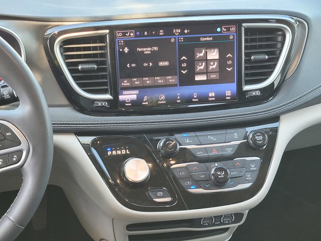 Used 2024 Chrysler Pacifica Select image 14