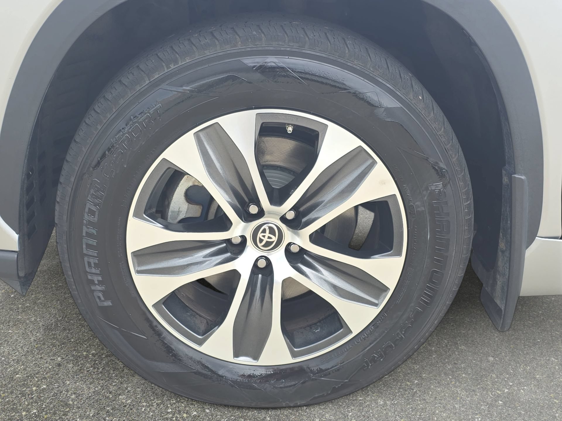 Used 2022 Toyota Highlander XLE AWD/4WD image 32