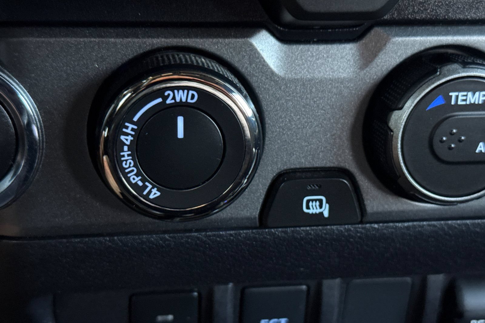 Used 2020 Toyota Tacoma SR5 AWD/4WD image 30