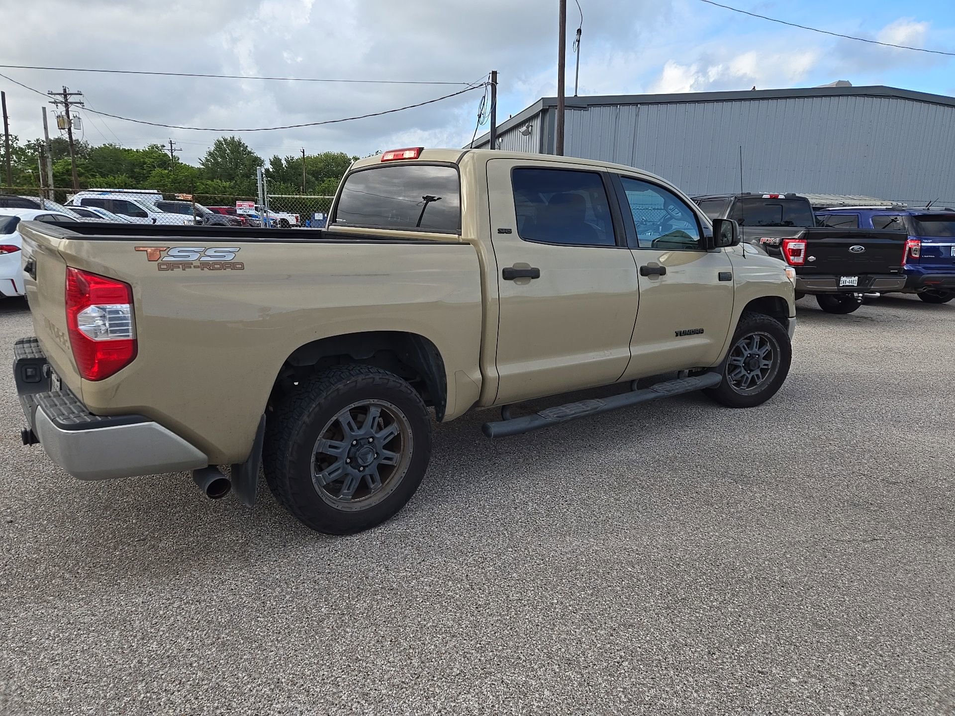 Used 2017 Toyota Tundra SR5 w/ SR5 Upgrade Package AWD/4WD image 10