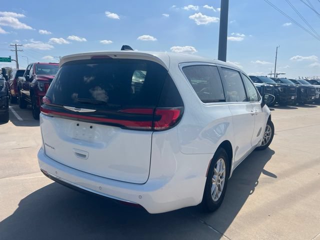 Used 2023 Chrysler Pacifica Touring-L FWD image 4