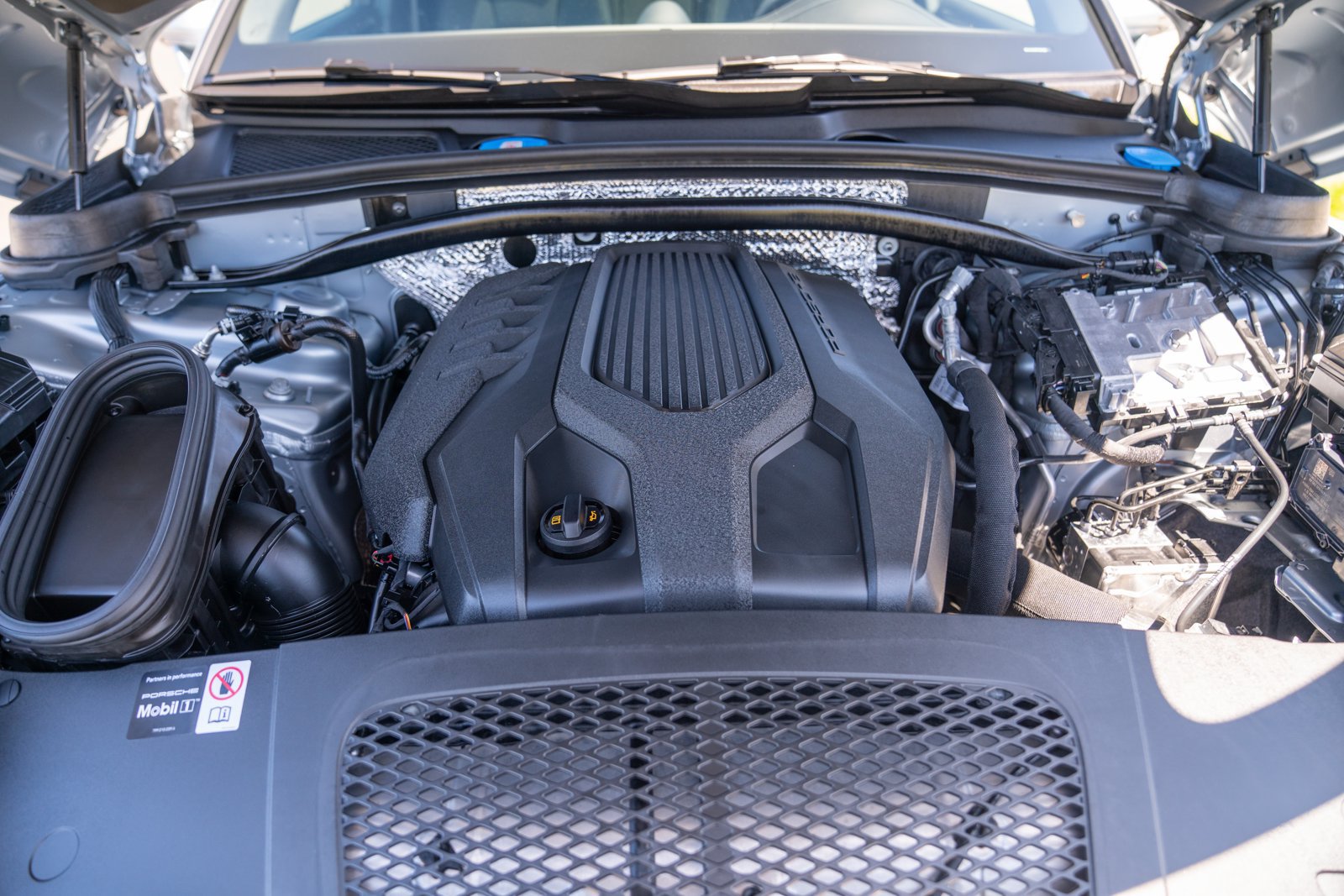 Certified 2026 Porsche Macan AWD/4WD image 28