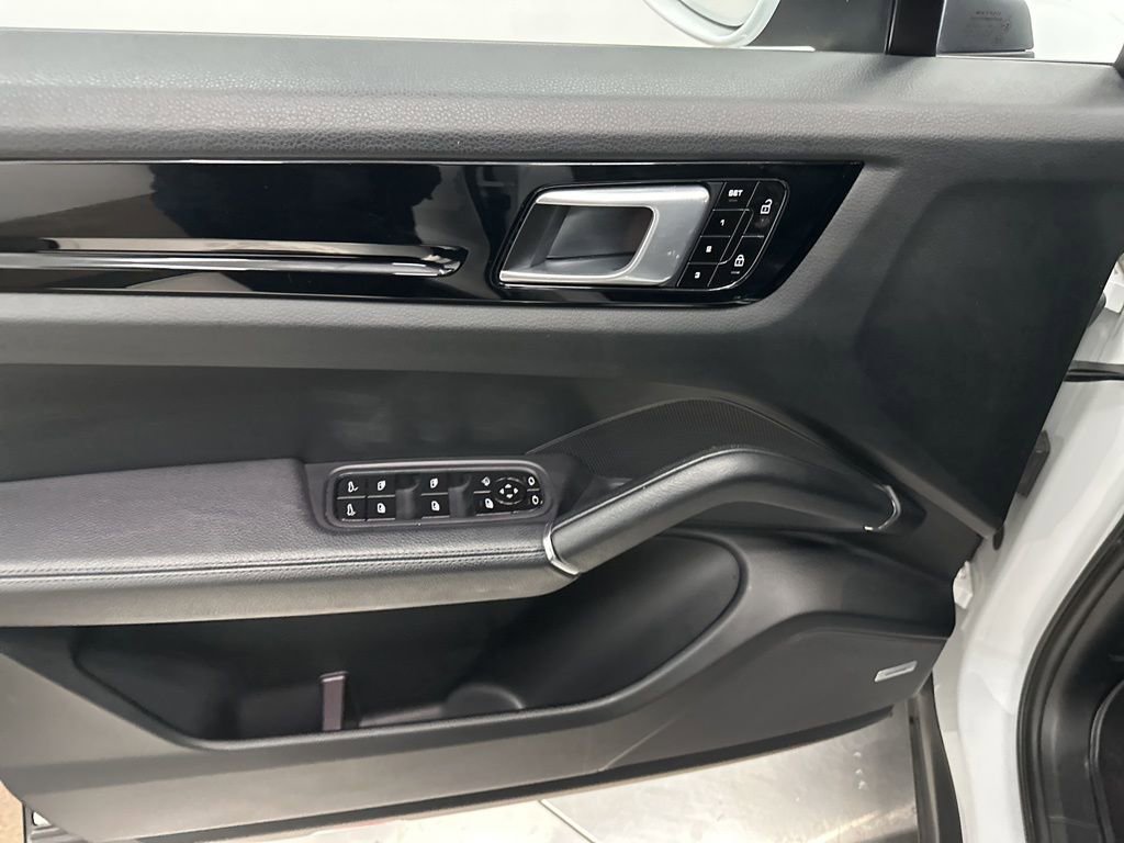 Used 2019 Porsche Cayenne S image 12