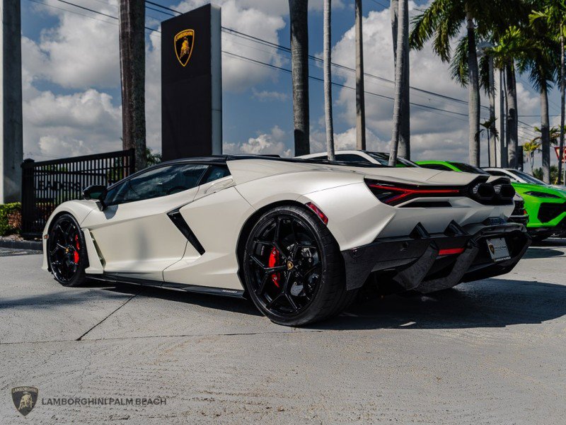 Used 2025 Lamborghini Revuelto image 3