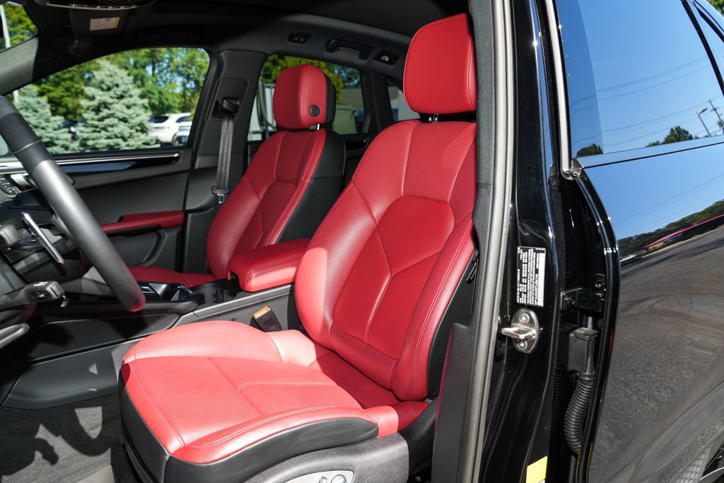 Certified 2026 Porsche Macan AWD/4WD image 5