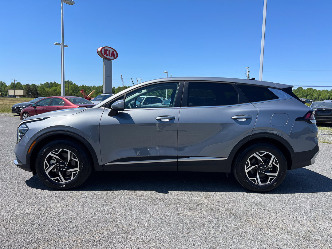Used 2025 Kia Sportage LX FWD image 2