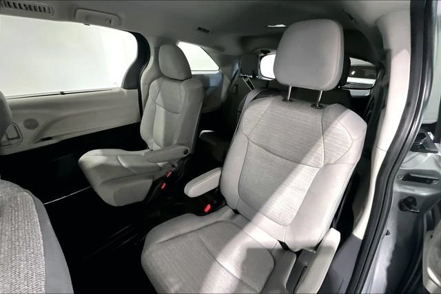 Used 2021 Toyota Sienna LE FWD image 28
