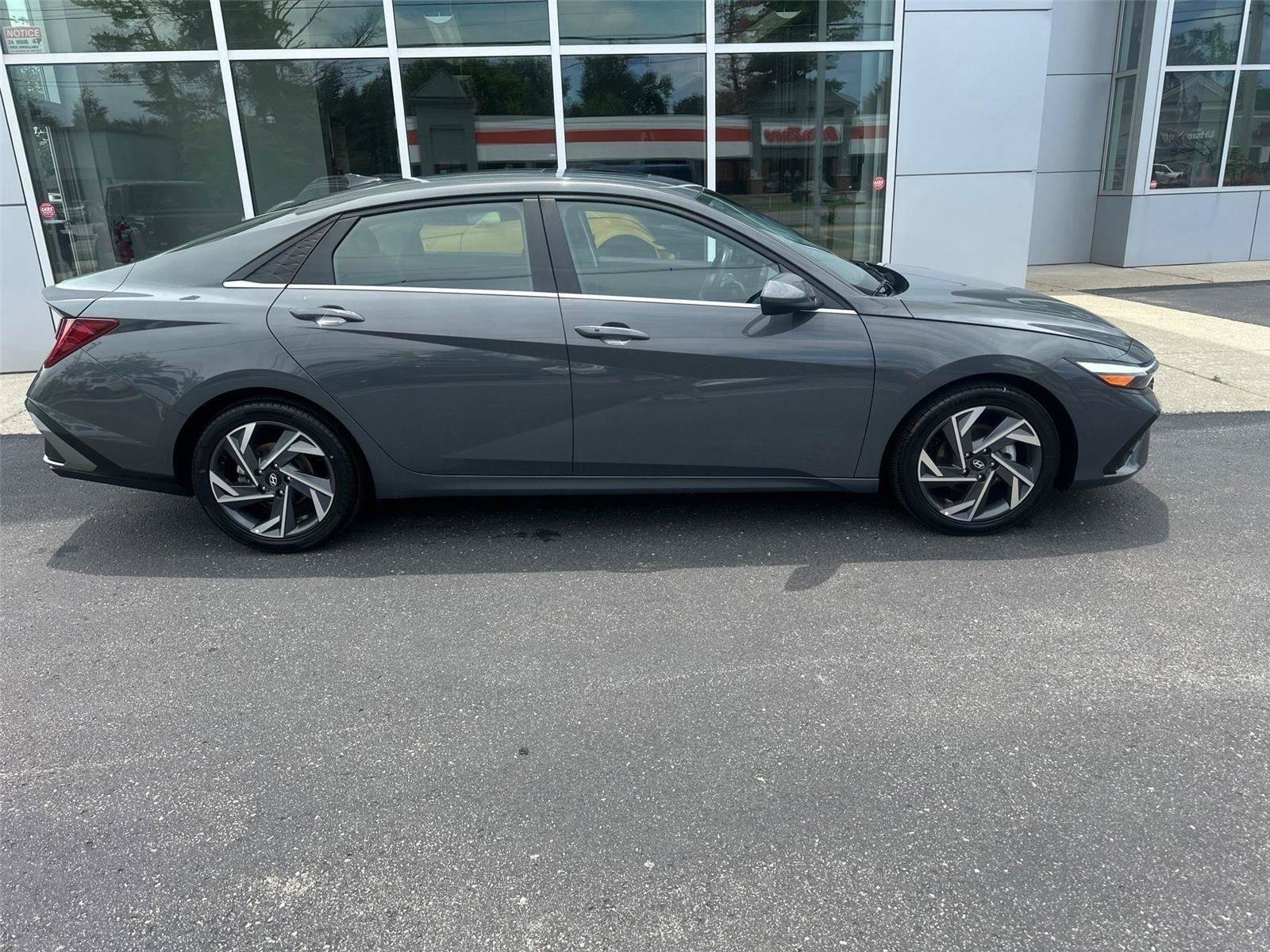 Used 2025 Hyundai Elantra SEL FWD video 2