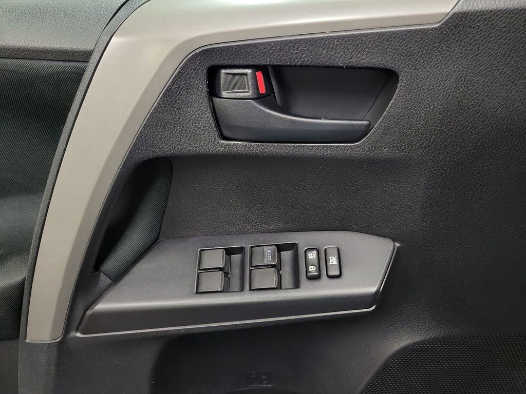 Used 2018 Toyota RAV4 LE image 19