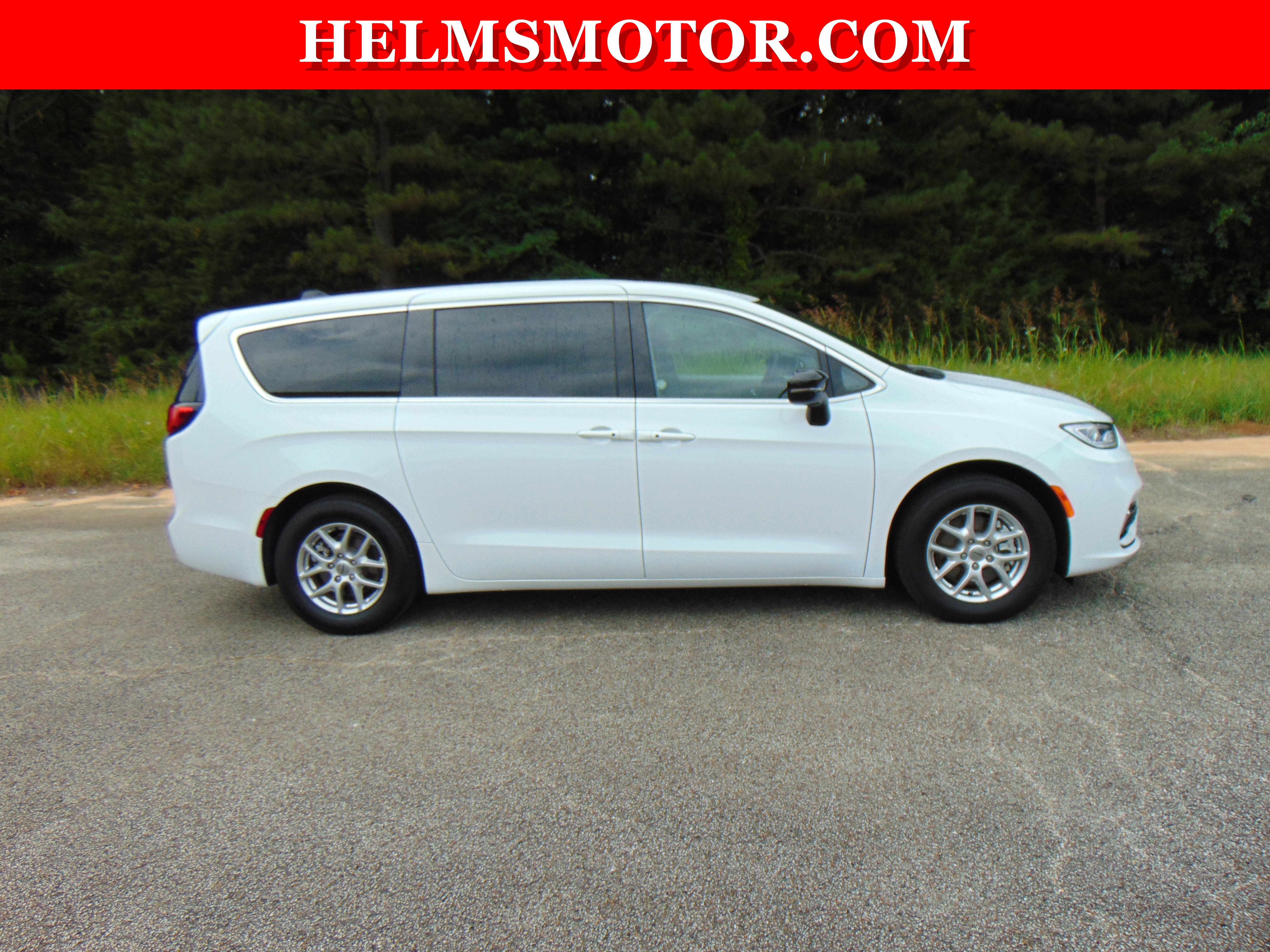 Used 2024 Chrysler Pacifica Touring-L image 14