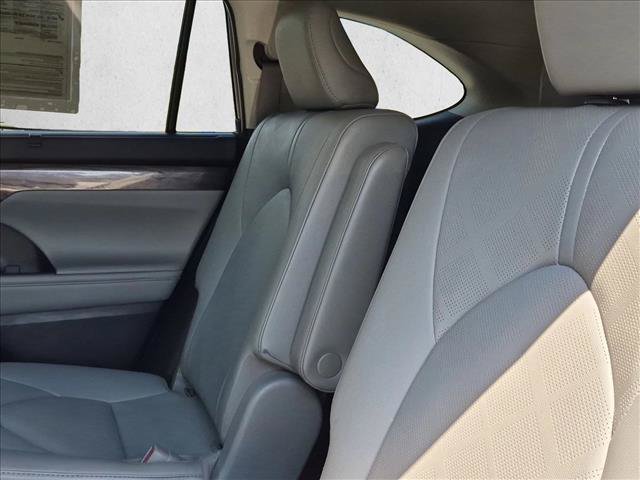 Used 2021 Toyota Highlander Platinum FWD image 22