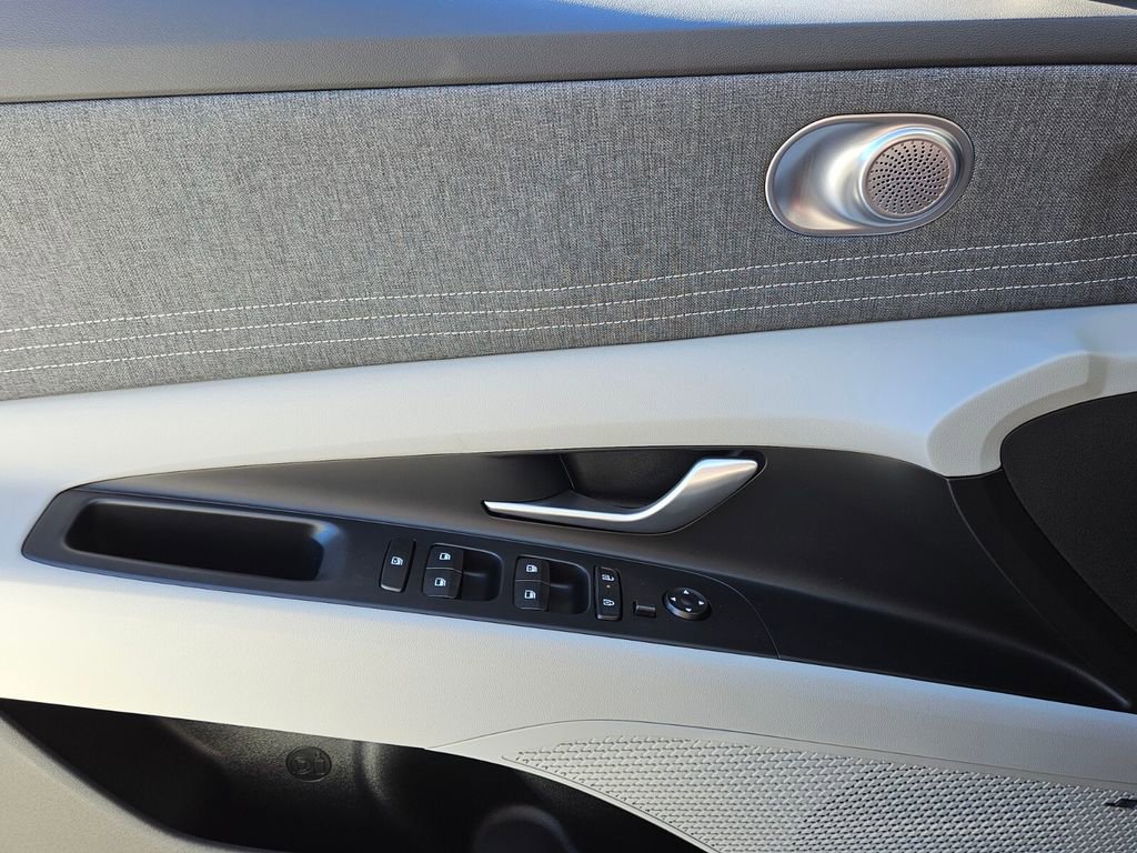 New 2025 Hyundai Elantra Limited image 28