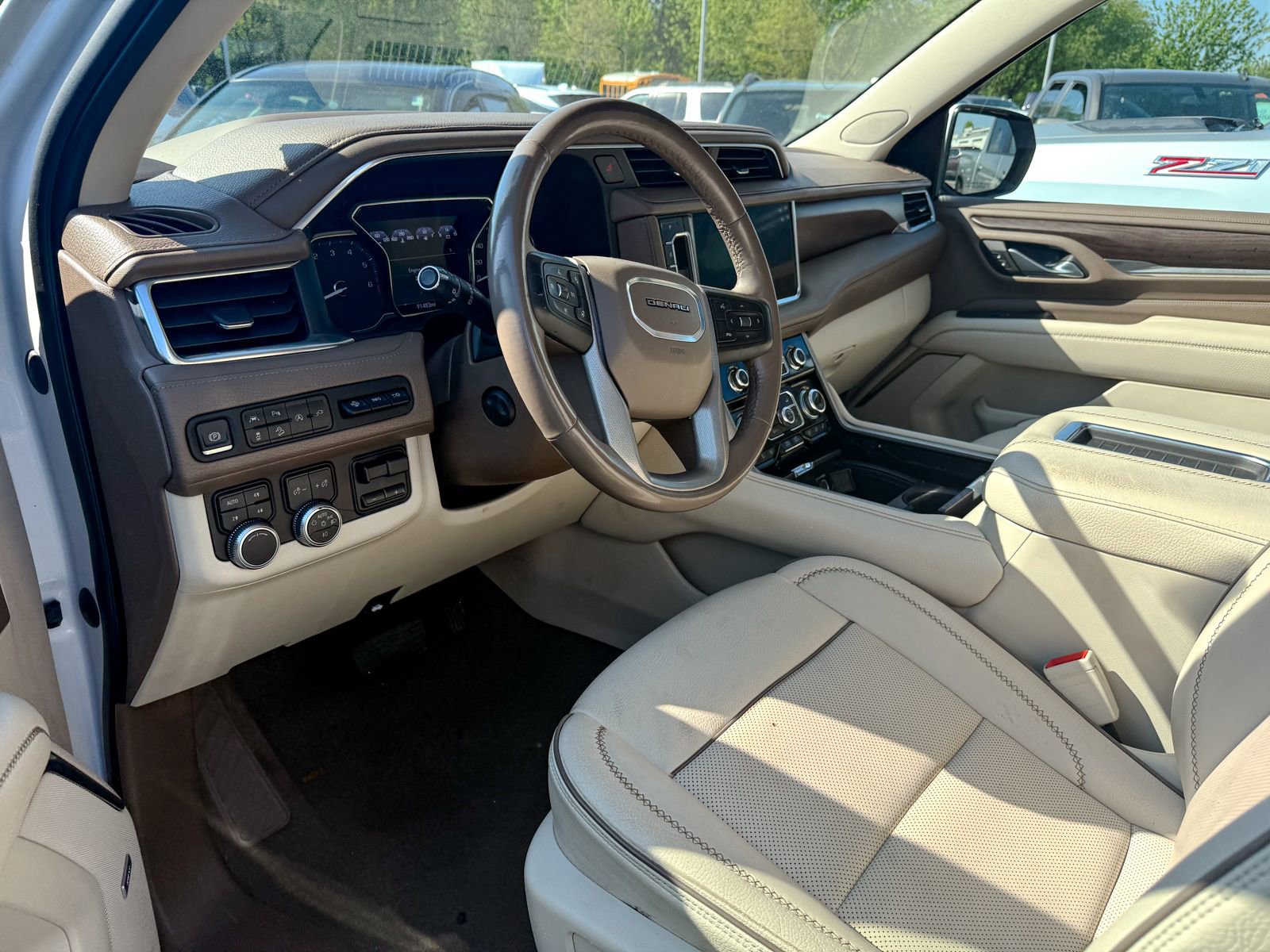 Used 2021 GMC Yukon Denali w/ Denali Premium Package AWD/4WD image 10
