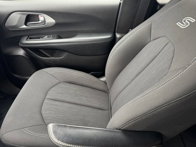 Used 2019 Chrysler Pacifica Touring Plus w/ S Appearance Package FWD image 21
