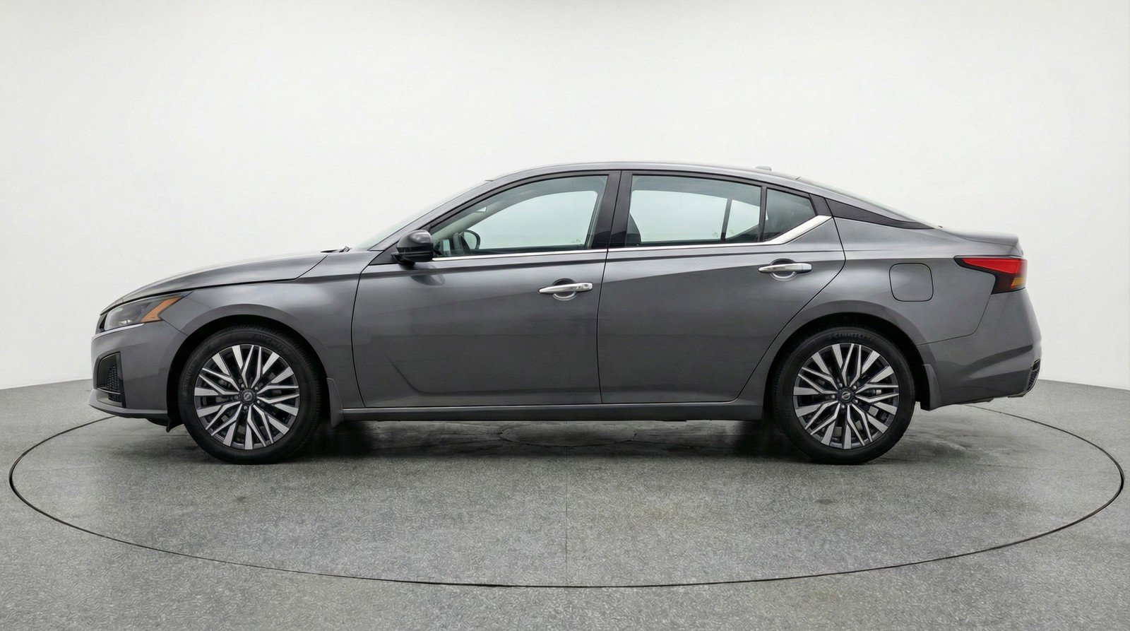 Used 2025 Nissan Altima 2.5 SV FWD image 5