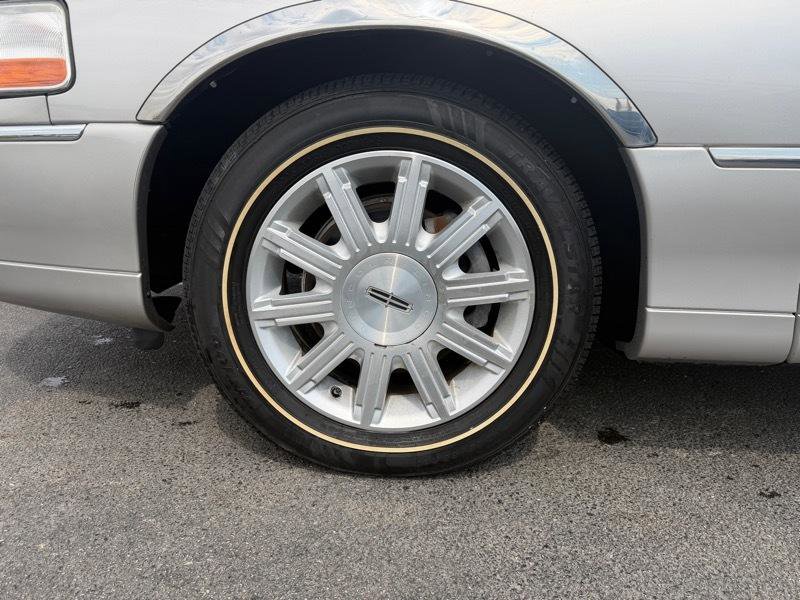 Used 2010 Lincoln Town Car Signature Limited image 29