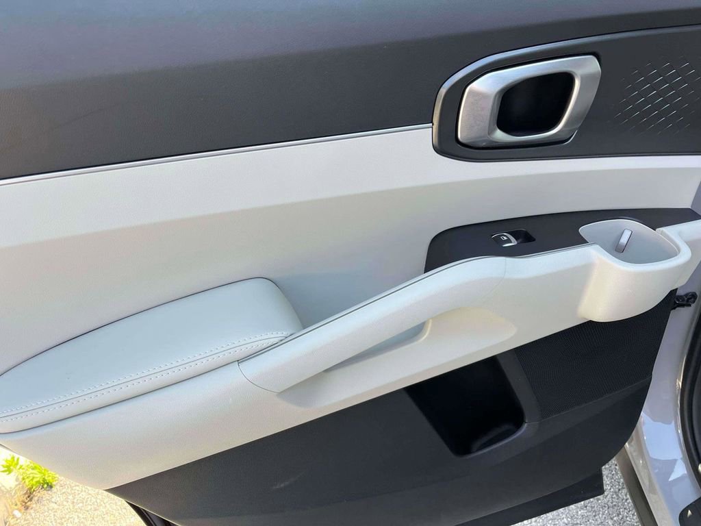 Used 2025 Kia Sorento S w/ Panoramic Sunroof Package FWD image 5
