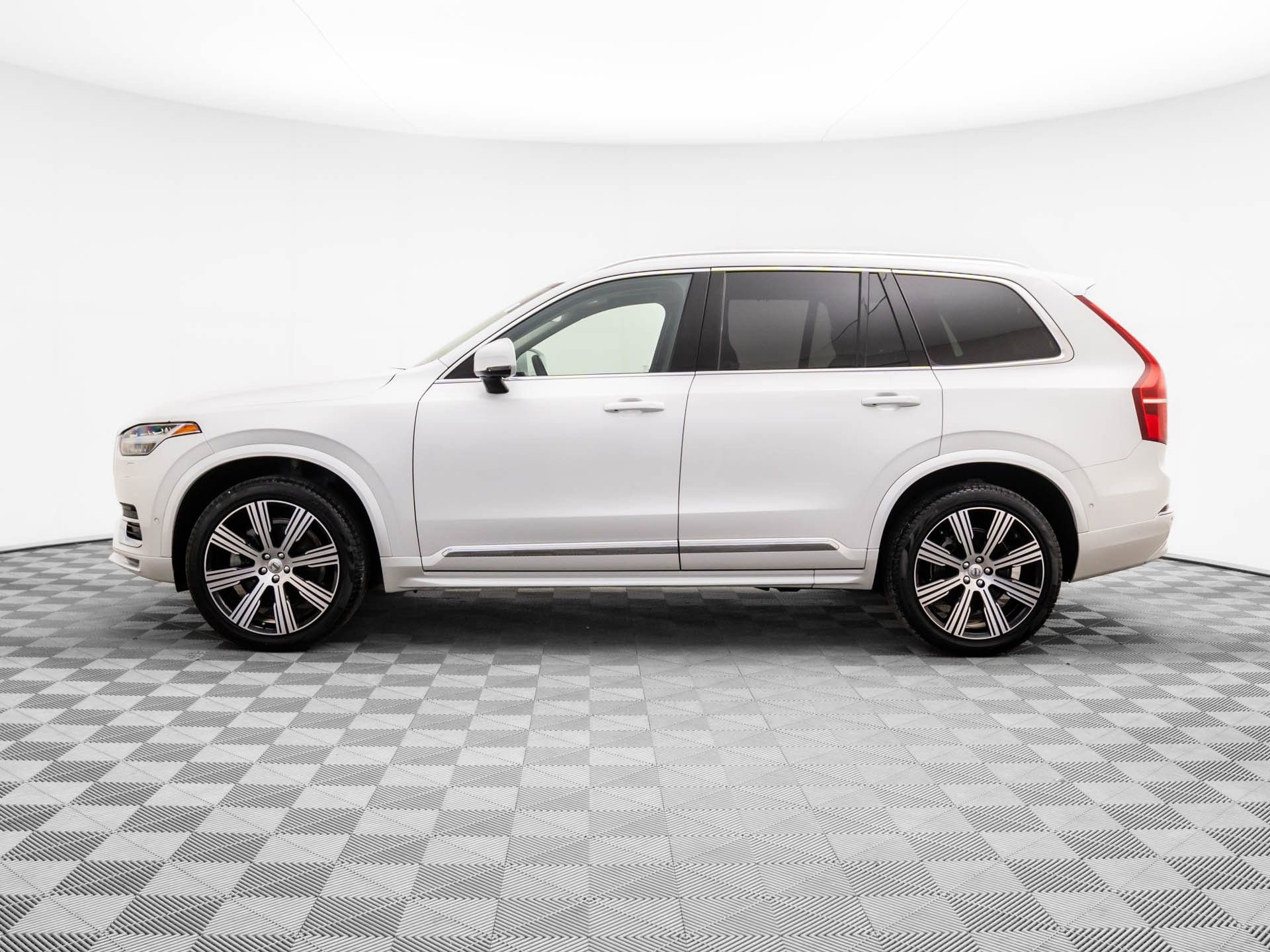 Used 2024 Volvo XC90 B6 Ultimate w/ Protection Package image 2