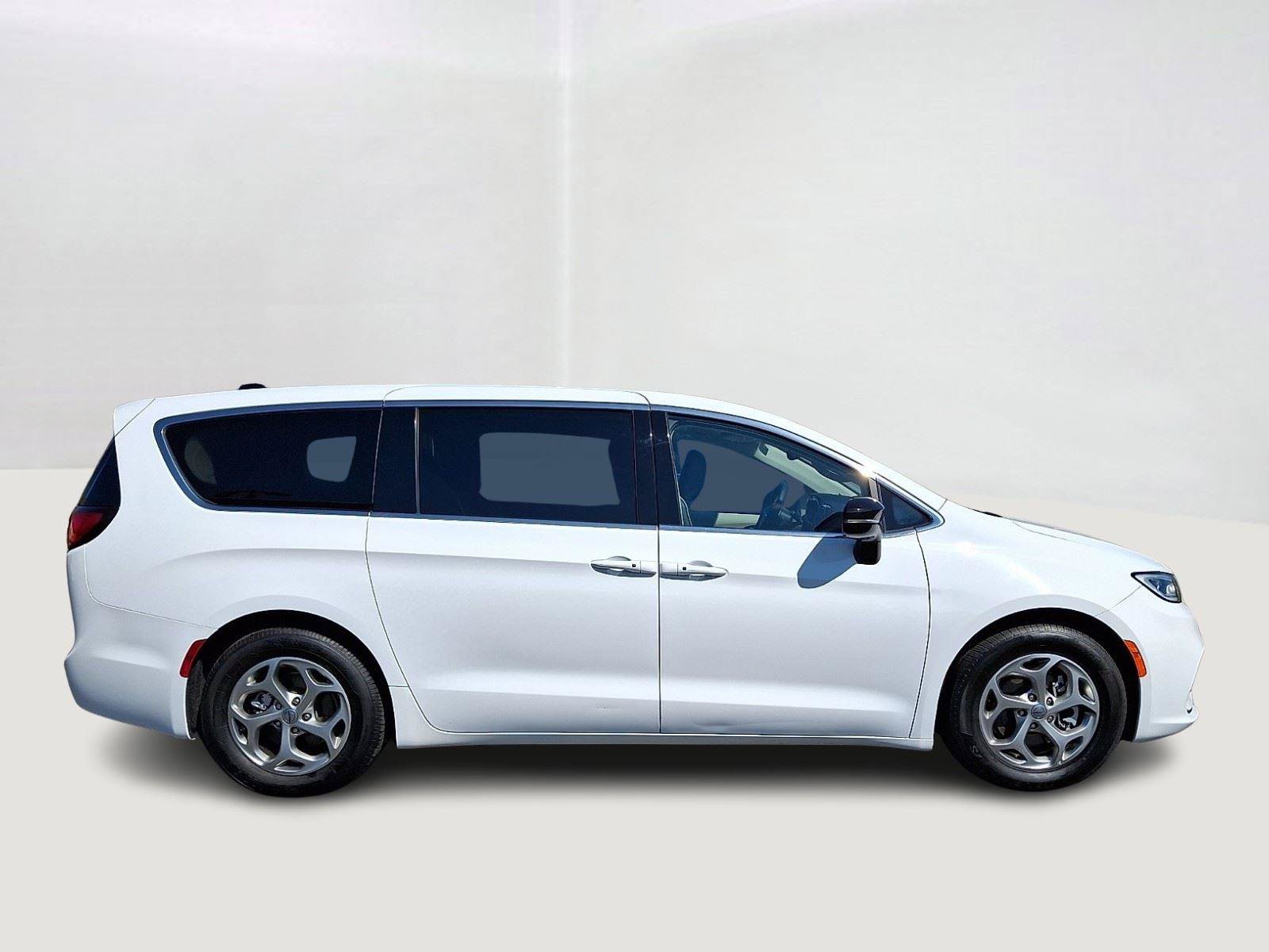 Certified 2024 Chrysler Pacifica Limited FWD image 8