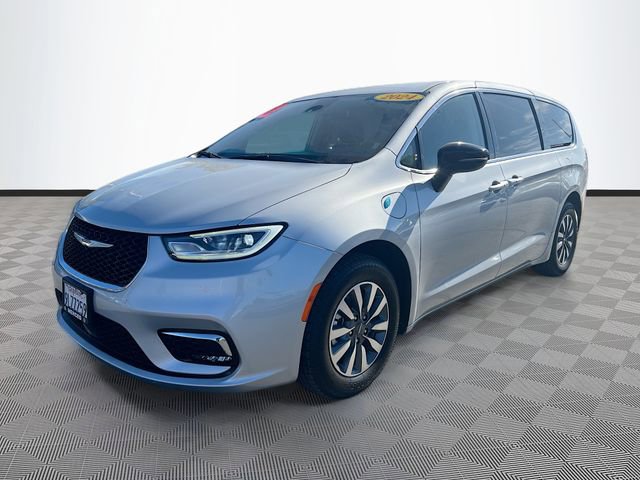 Used 2024 Chrysler Pacifica Select image 3