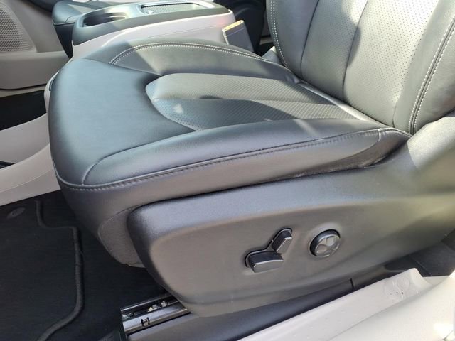 Used 2024 Chrysler Pacifica Touring-L image 12