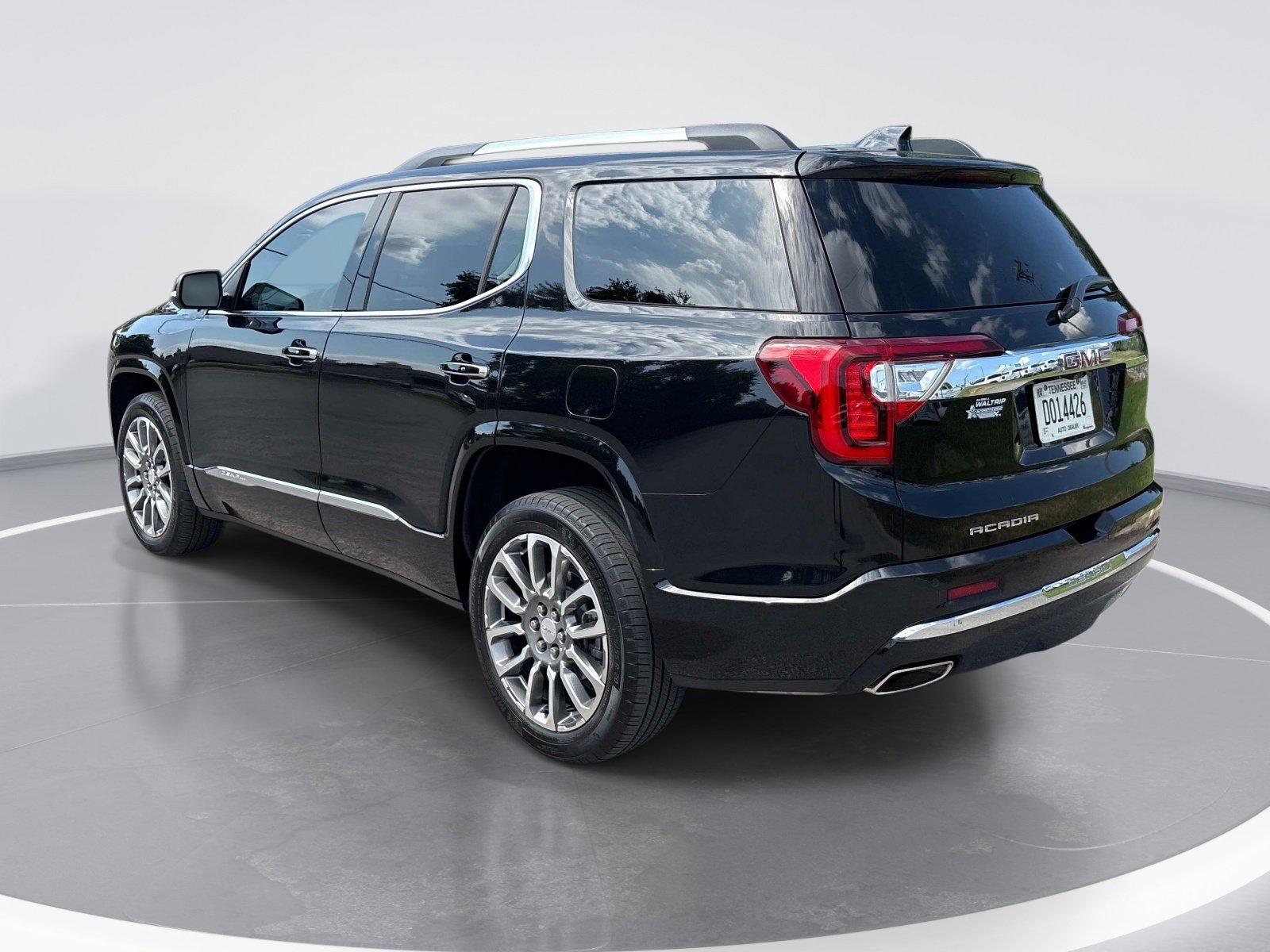 Used 2023 GMC Acadia Denali w/ Denali Technology Package FWD image 6
