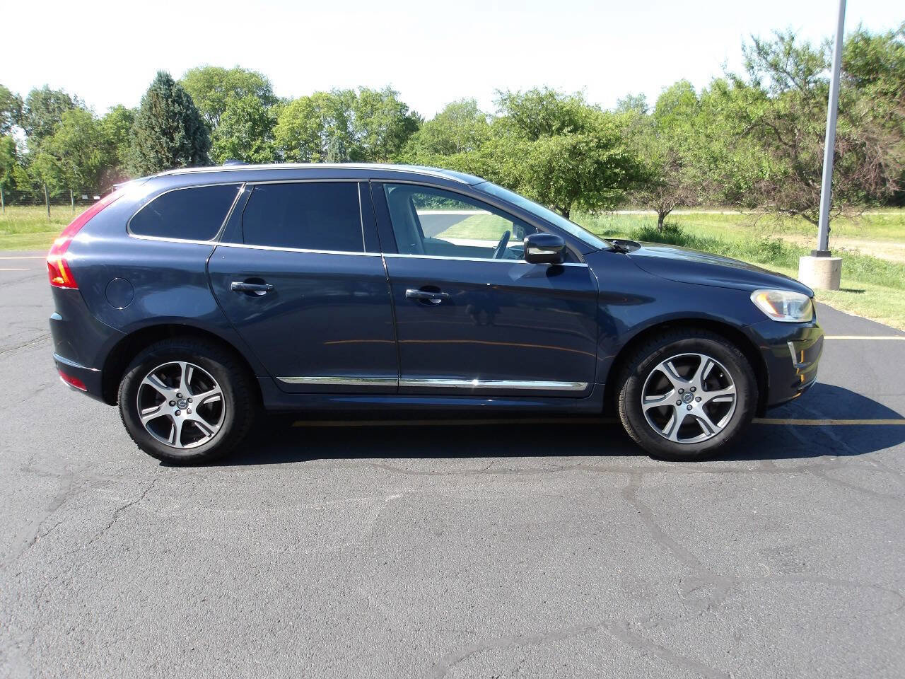 Used 2015 Volvo XC60 T6 w/ Proximity Package AWD/4WD image 2