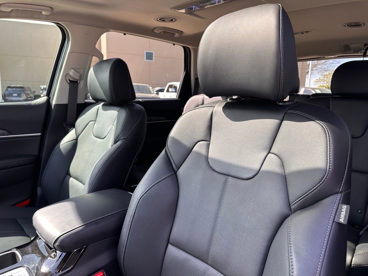 Used 2025 Kia Telluride EX w/ EX Captain's Chair Package image 23