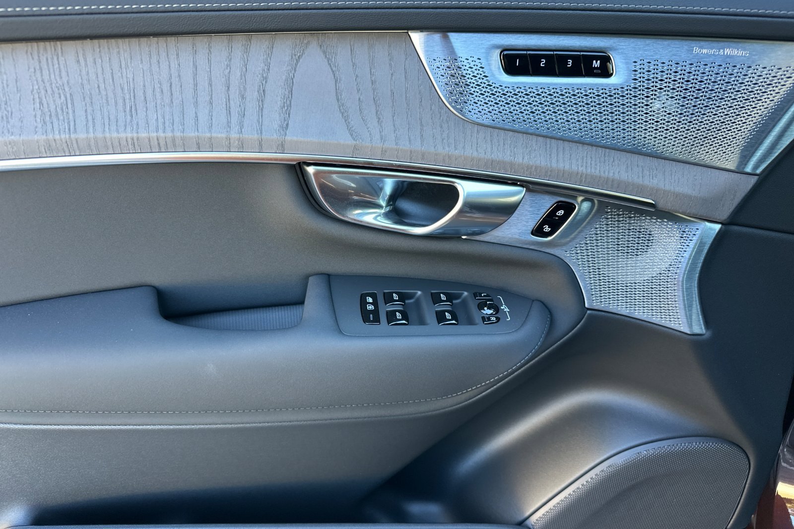 New 2026 Volvo XC90 T8 Ultra w/ Lounge Package image 9