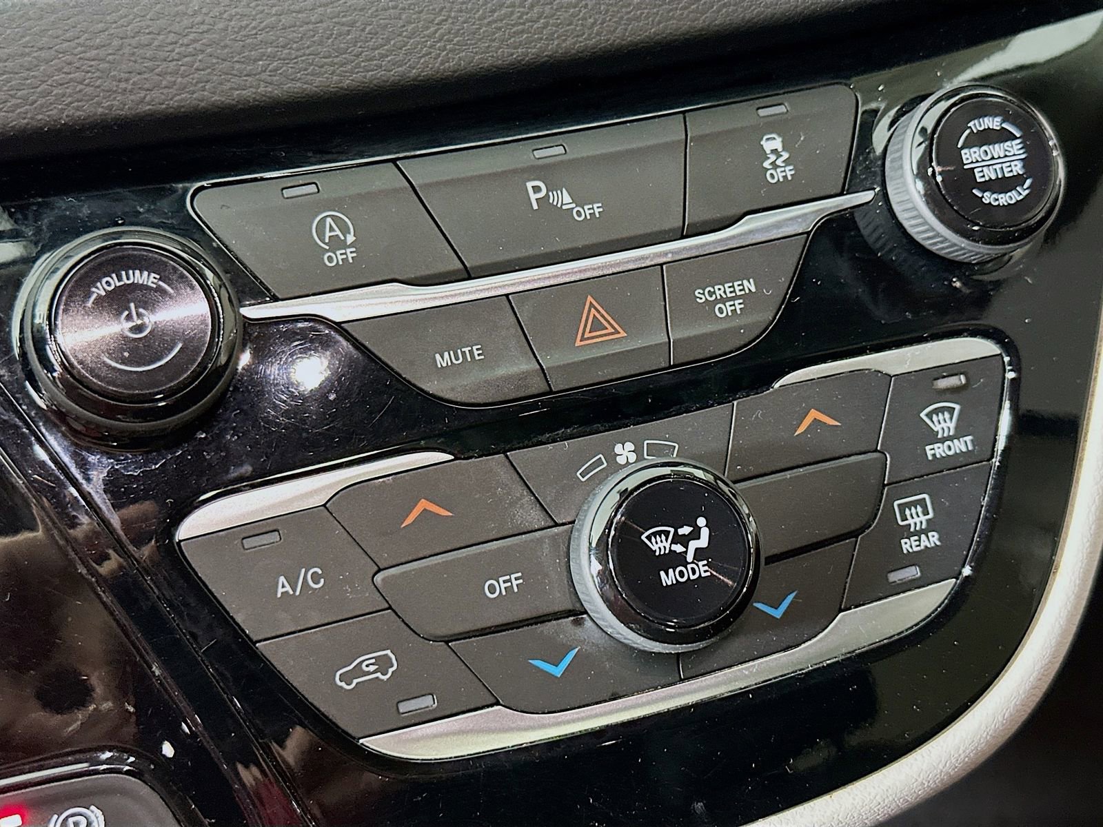 Used 2020 Chrysler Voyager LX image 16