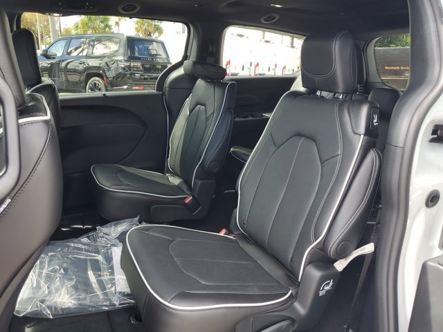New 2026 Chrysler Pacifica Limited FWD image 8