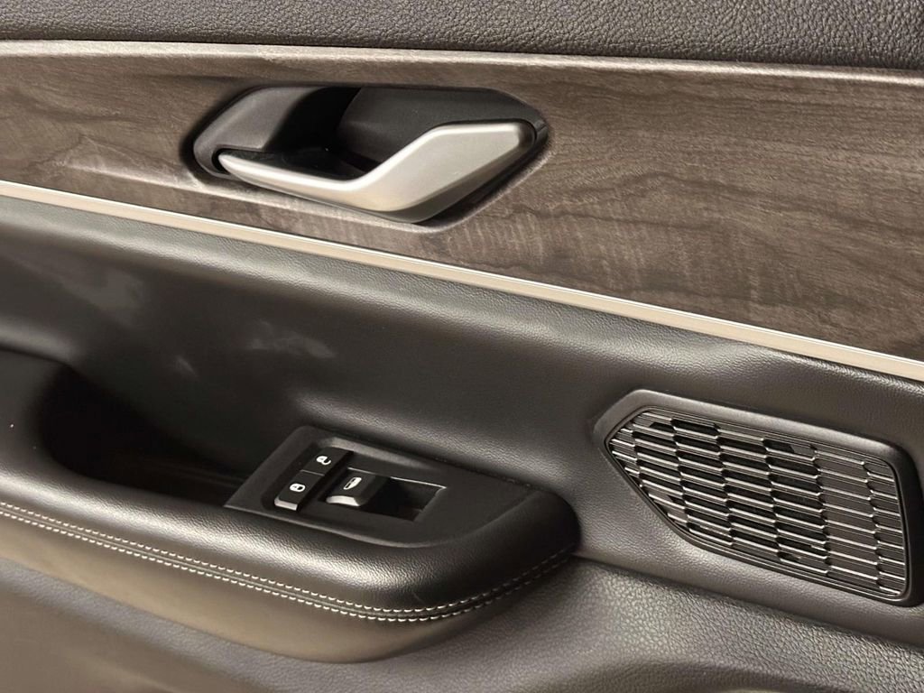 Used 2023 Jeep Grand Cherokee Limited w/ Black Appearance Package image 20