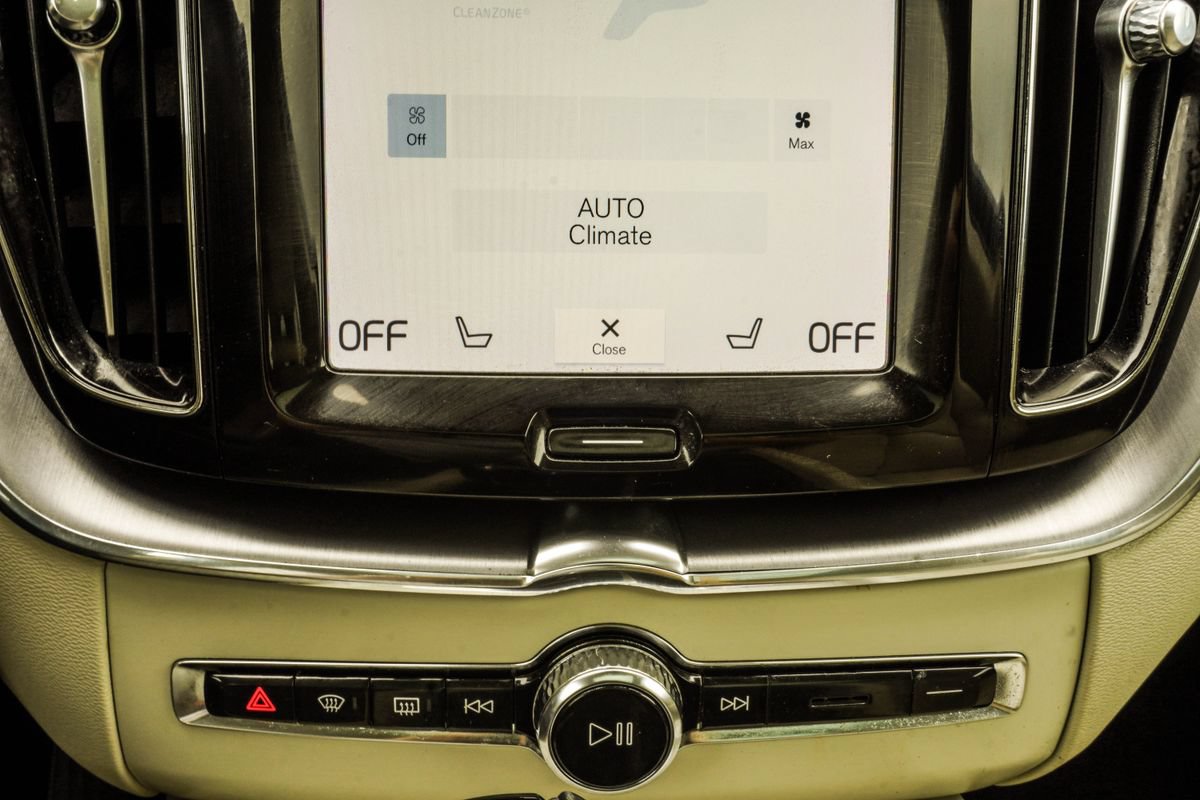 Used 2021 Volvo XC60 T5 Momentum w/ Premium Package AWD/4WD image 24