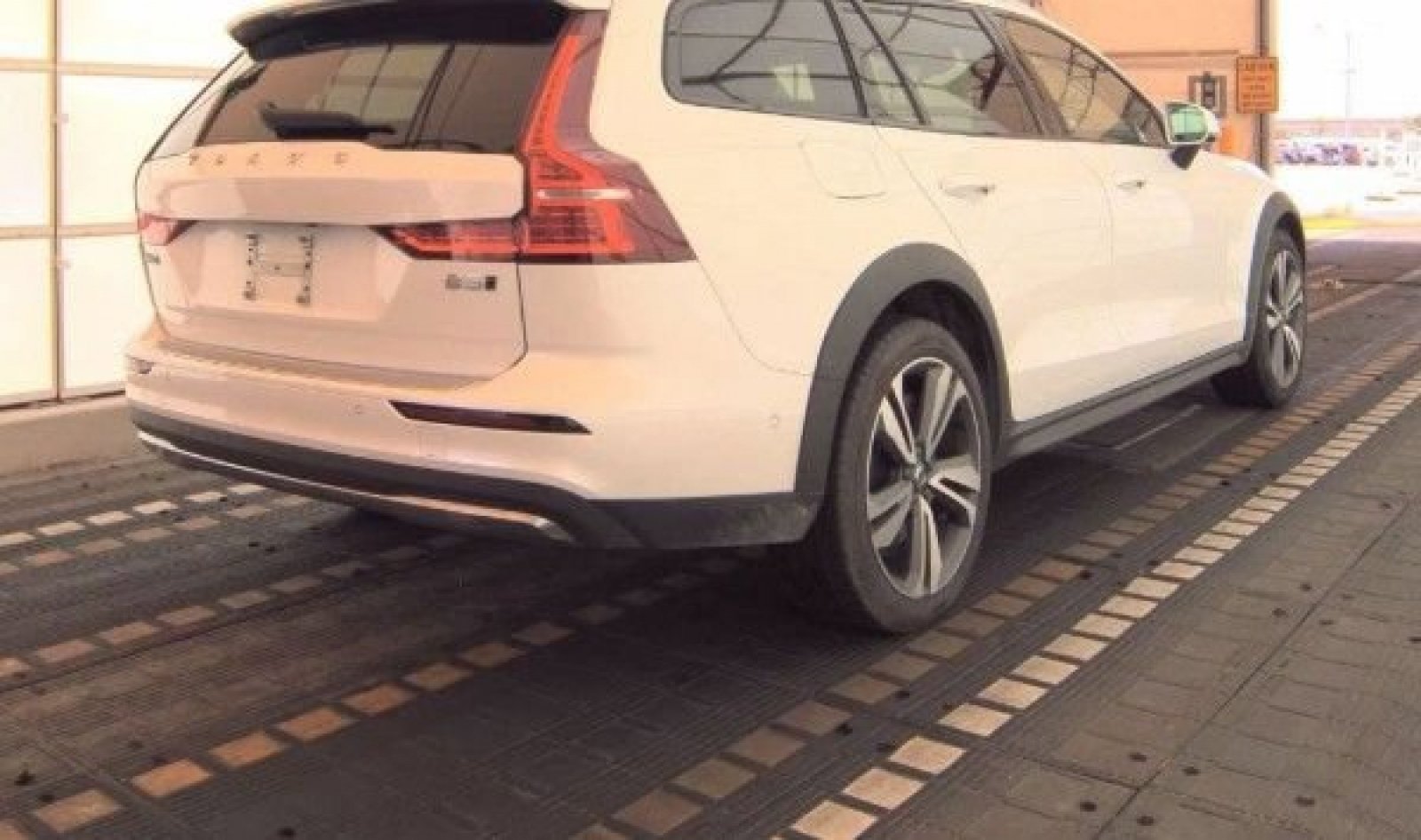Used 2025 Volvo V60 B5 Cross Country Plus AWD/4WD image 3