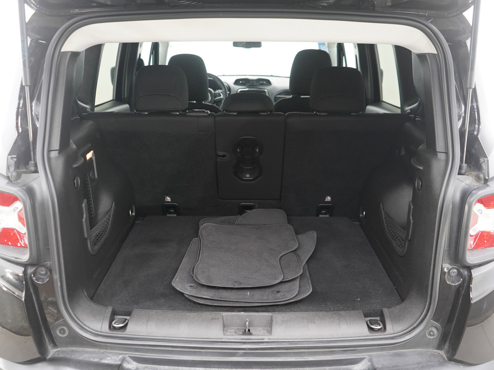 Used 2019 Jeep Renegade Latitude w/ Popular Equipment Group image 18