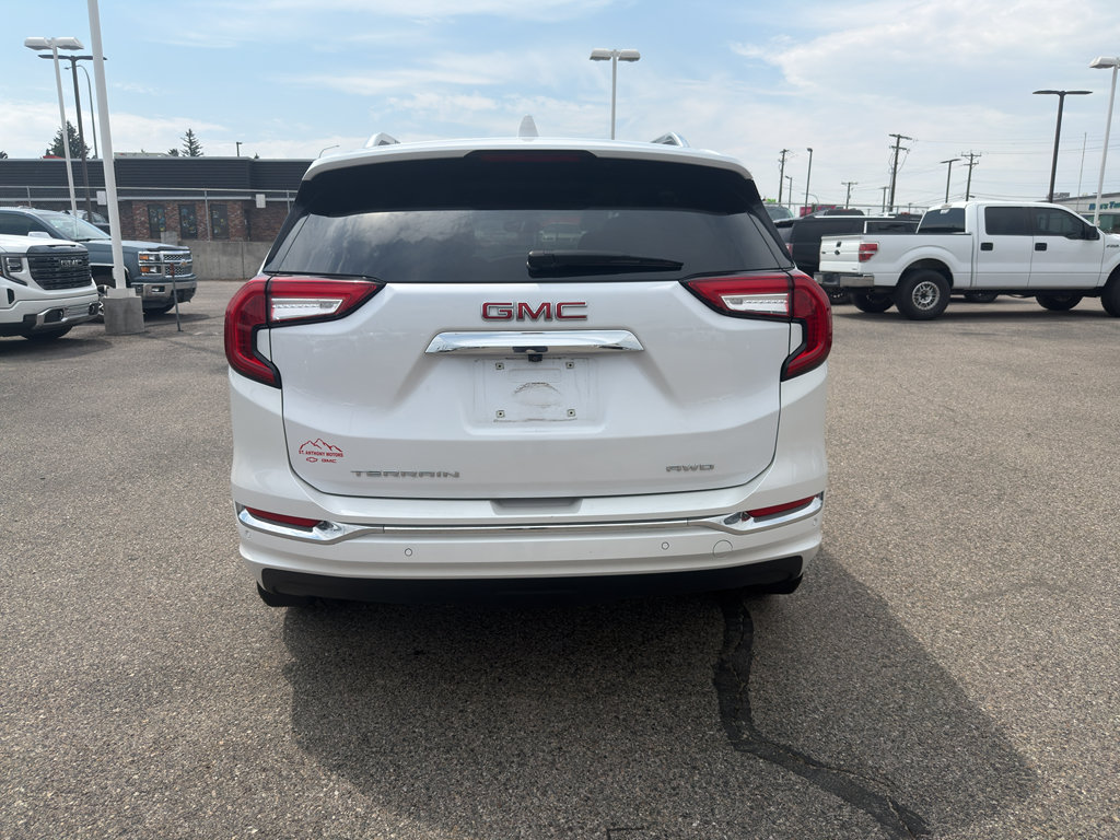 Used 2024 GMC Terrain Denali w/ Denali Premium Package AWD/4WD image 4